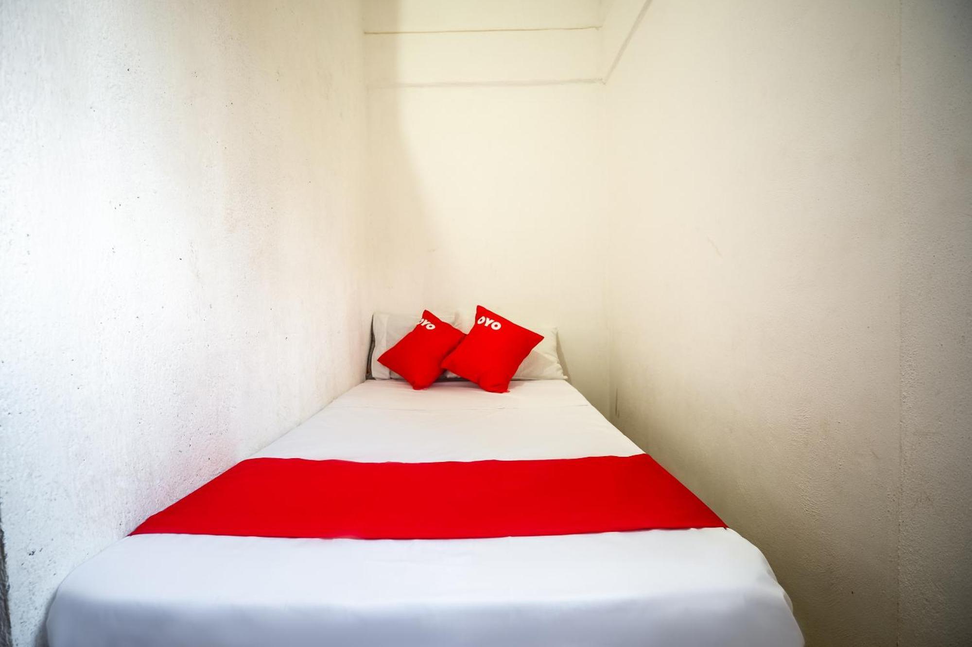 Oyo Abril, Hotel