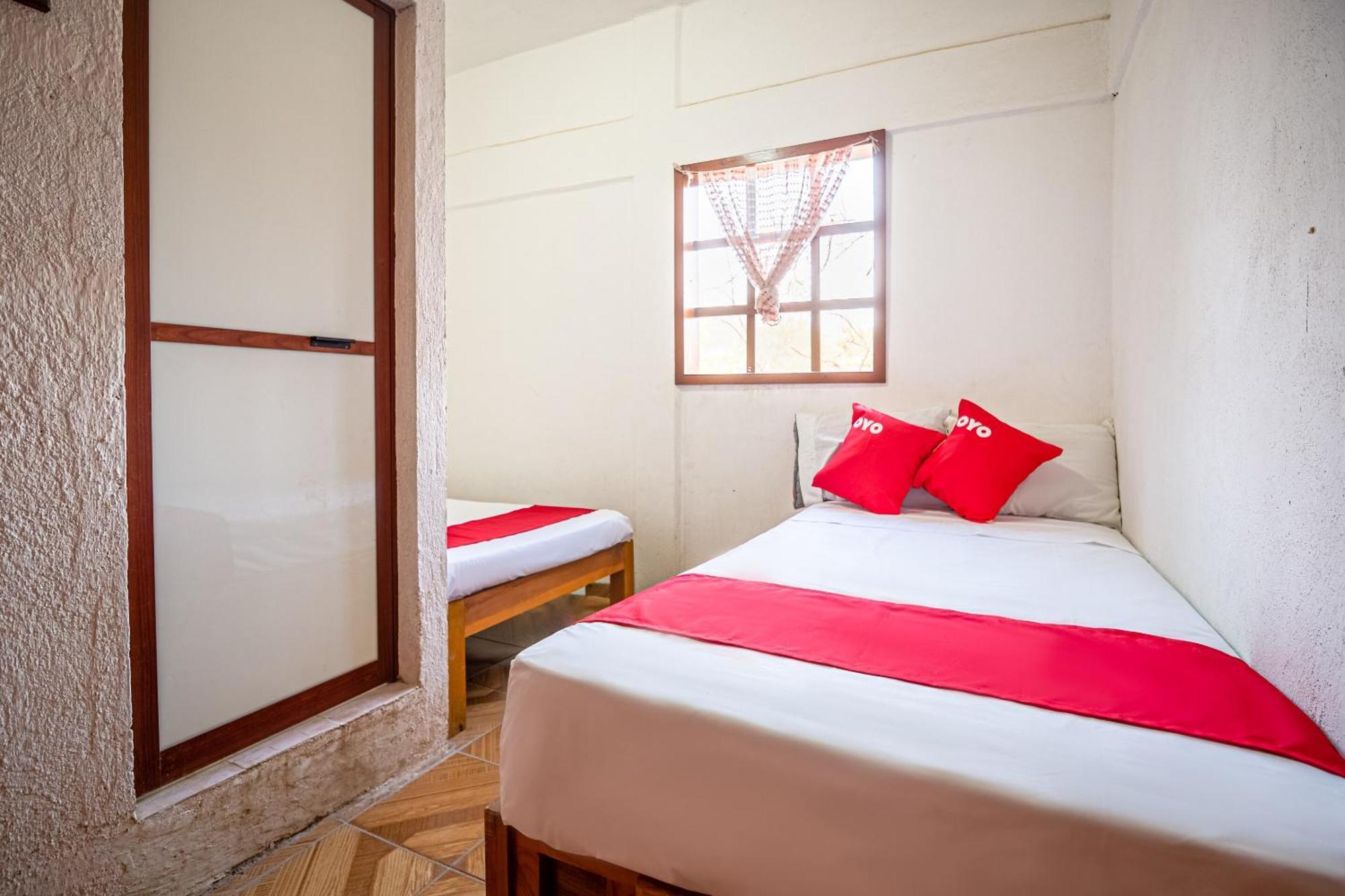 Oyo Abril, Hotel